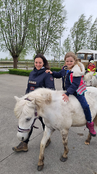 Aapjes op de boerderij_179